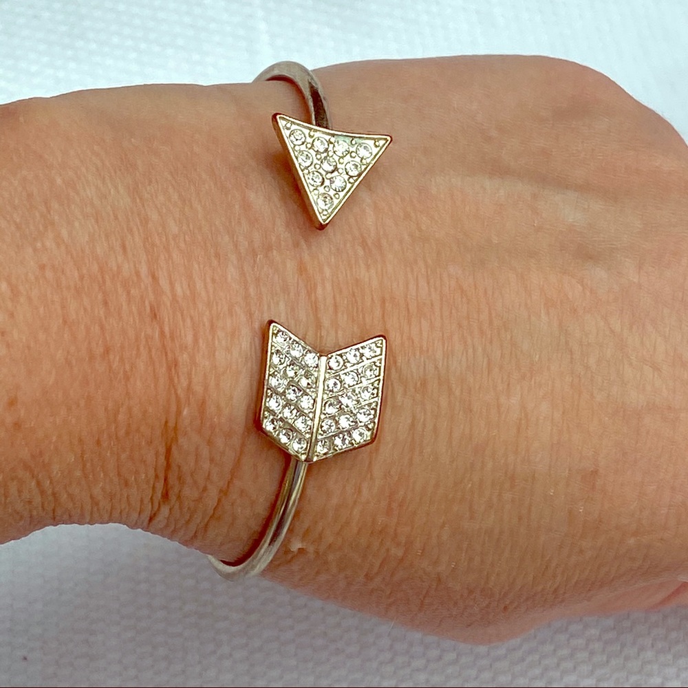 Rhinestone arrow open cuff spring bracelet EASY ON